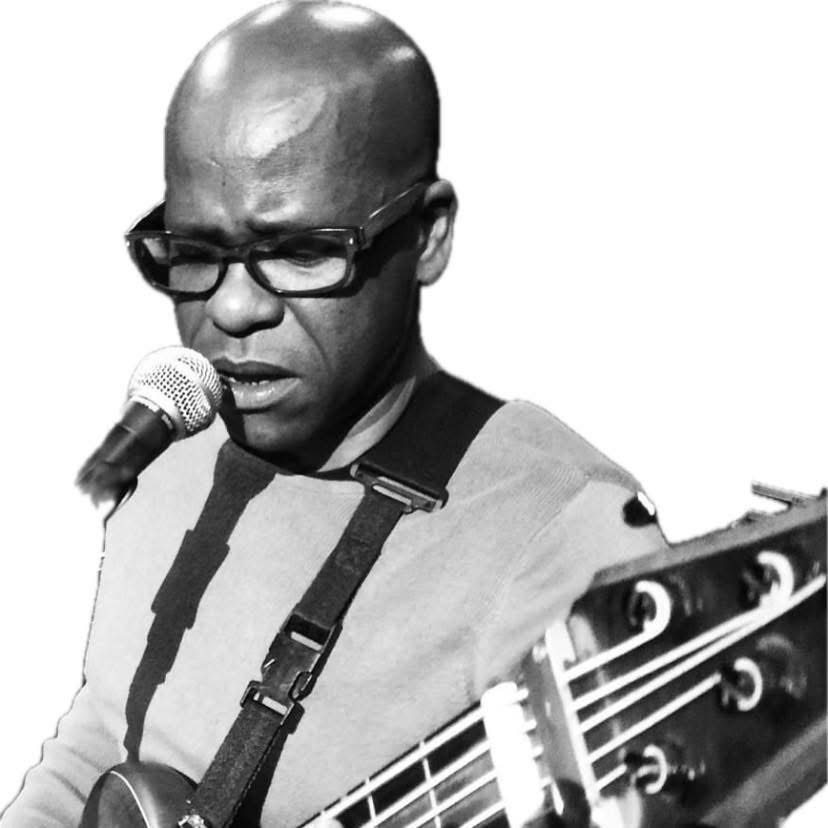 KL3RVO en noir et blanc avec guitare